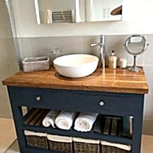 Lacivert Banyo Dolabı ve Mobilyası 300x300 - Banyo Dolapları